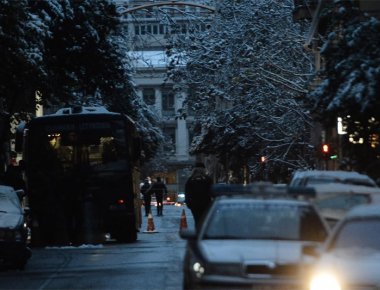 Νεκρό ήθελαν τον αστυνομικό οι επιτιθέμενοι στα γραφεία του ΠΑΣΟΚ - Οι εκτιμήσεις της ΕΛ. ΑΣ. (φωτό, βίντεο)